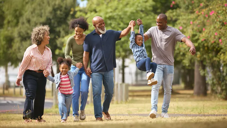 Parents-Multigenfamily-51a614c5592b4dc69370c8dc087e3555